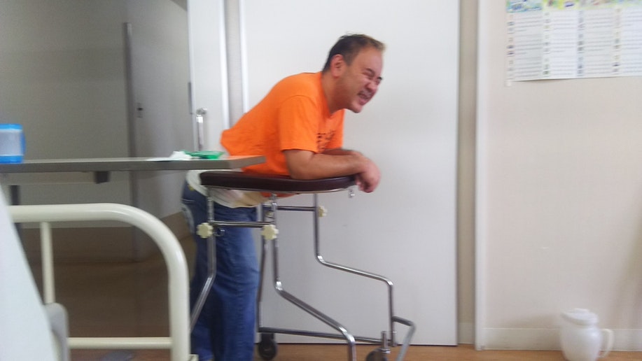 ホストはハゲていません。ちょっと足腰に難があるだけです