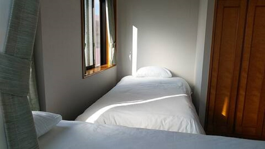 ベッド2台個室部屋鍵付き 冷暖房完備 WiFiOK