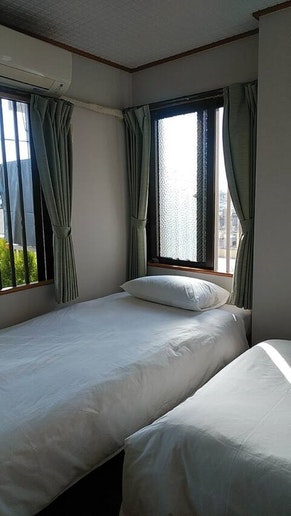 ベッド2台個室部屋鍵付き 冷暖房完備 WiFiOK