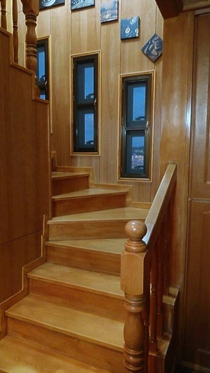 5階に上がる階段です。