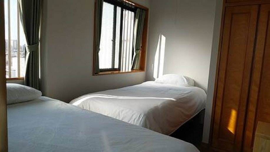 ベッド2台個室部屋 冷暖房完備 WiFiOK