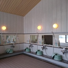【温泉浴場】シャワーは５つ設置しております