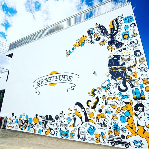 お洒落かっこいい壁画が目印!