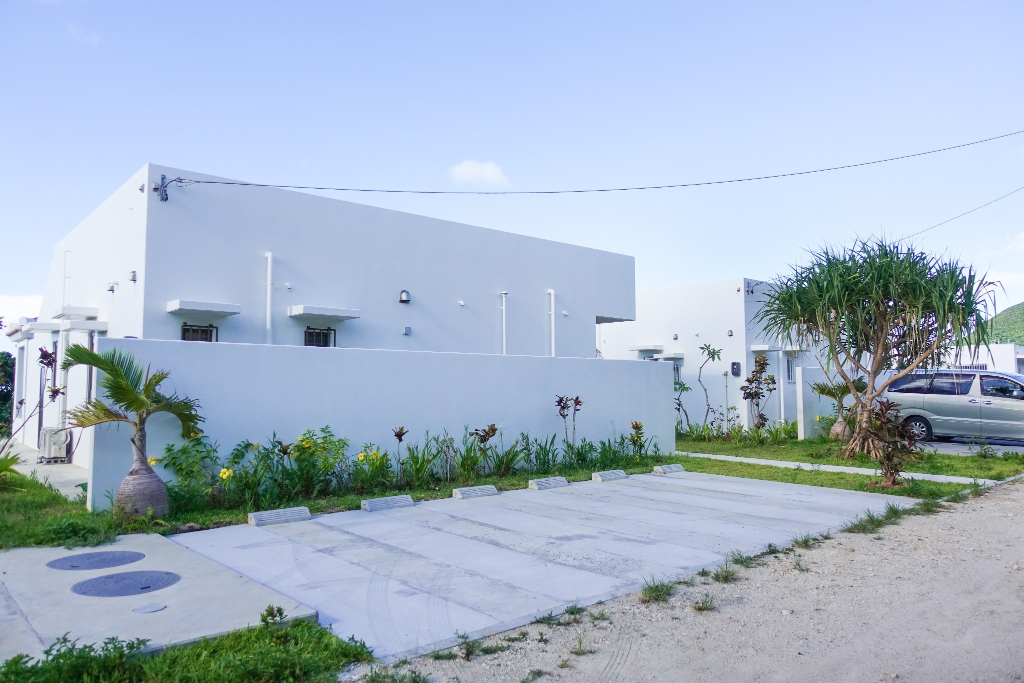 駐車場｜各棟に無料駐車場あり ※縦に3台（横向き1台で広く利用可能）