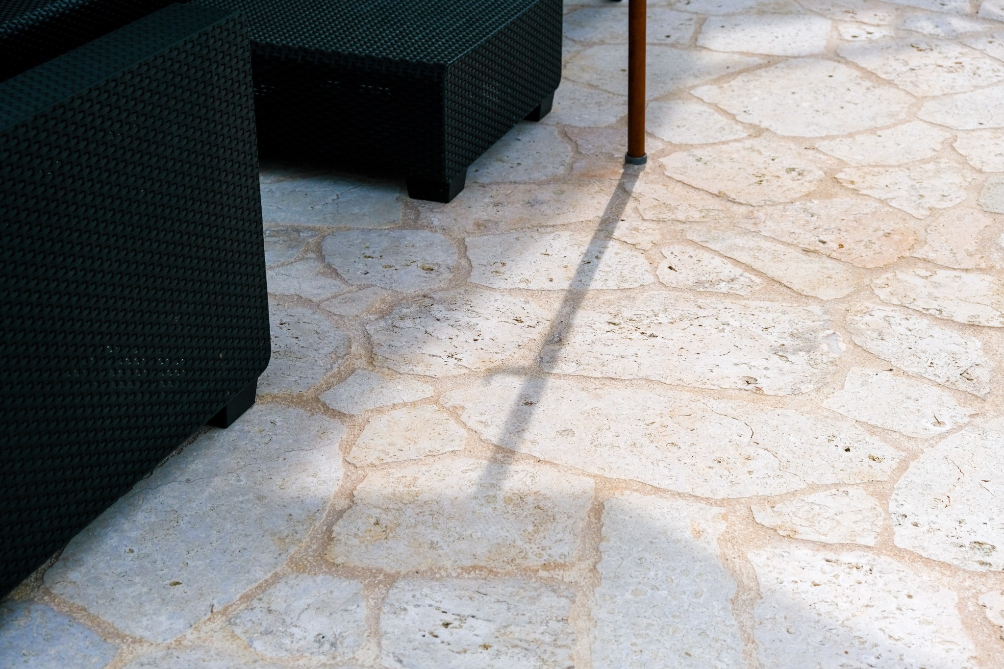 プールサイド｜滑りにくく安心。琉球石灰岩のタイル