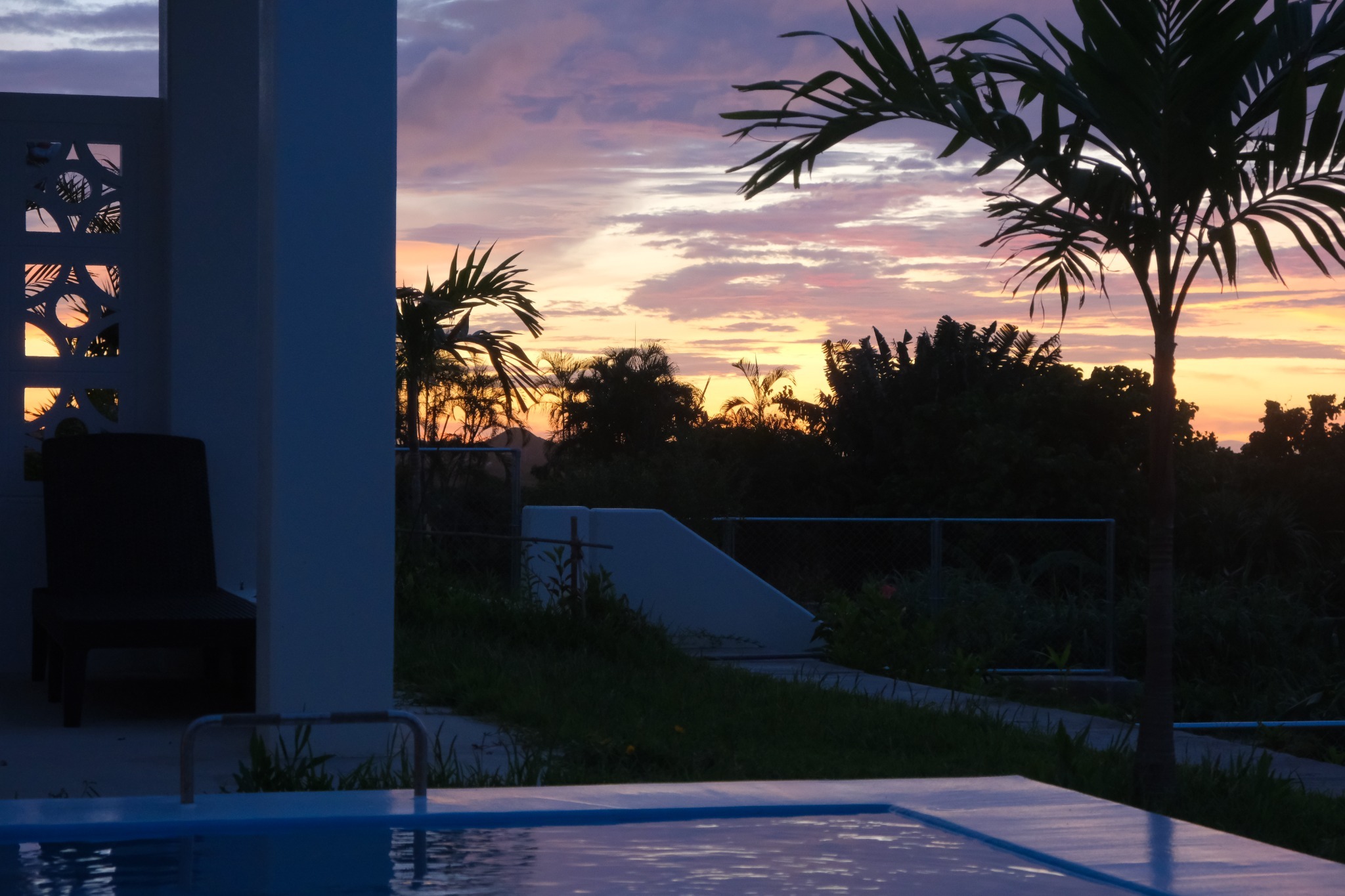 プールサイド｜プールから眺めるサンセット