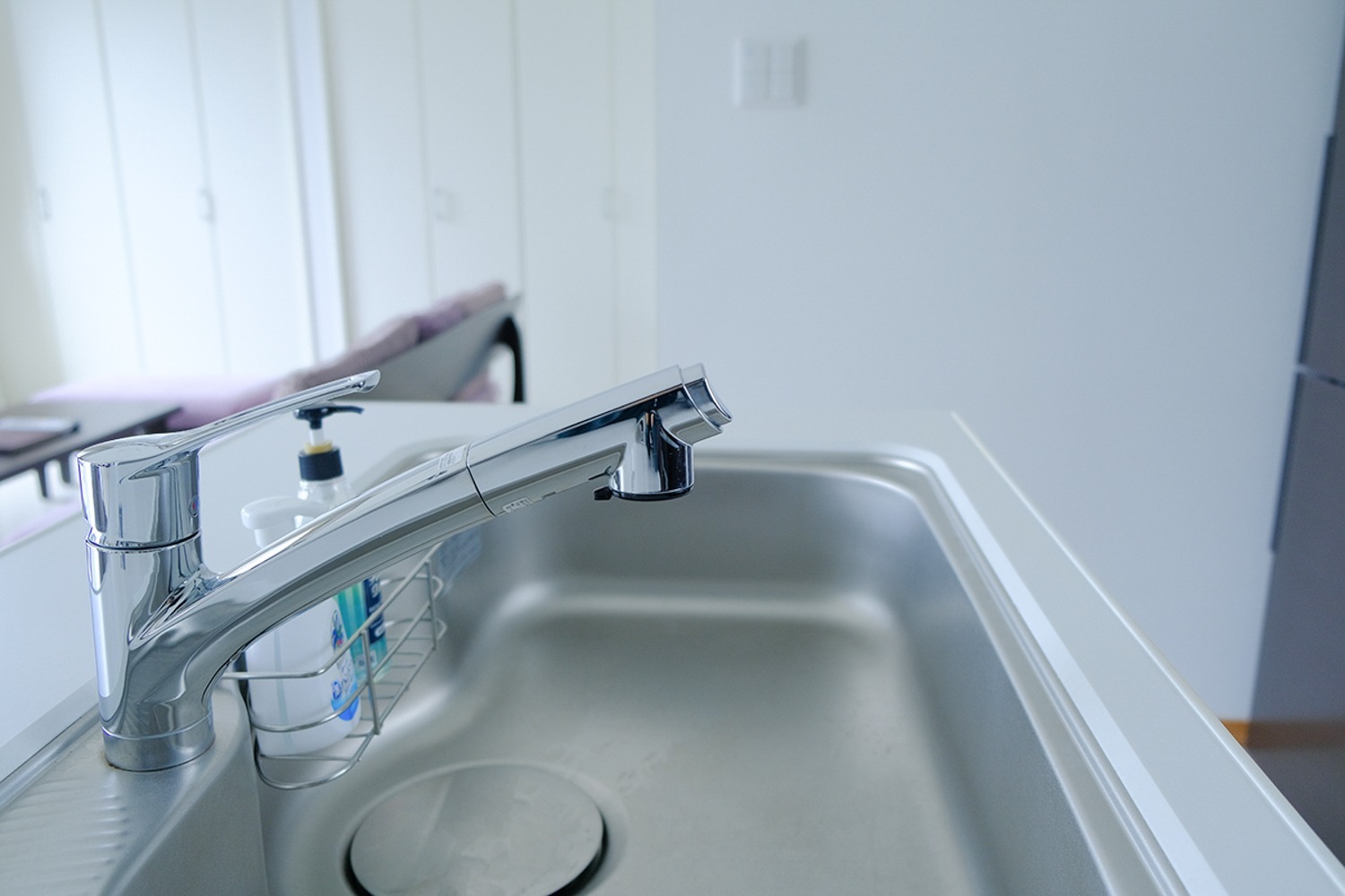 キッチン｜広々シンクには食器用洗剤、ハンドソープも完備