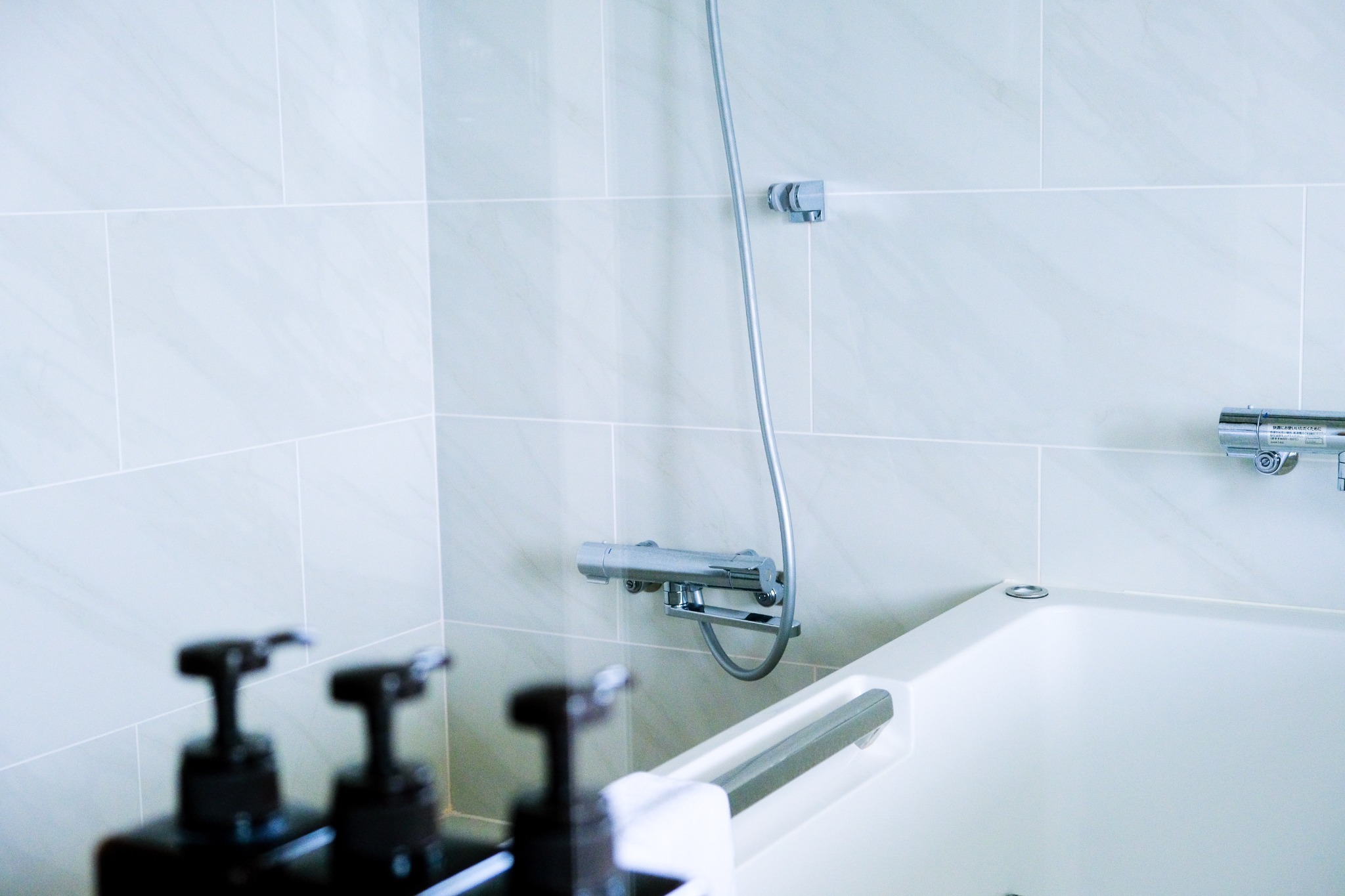 設備｜開放感のあるガラス張りのバスルームはブラインドを閉めればプライベートも確保可能です