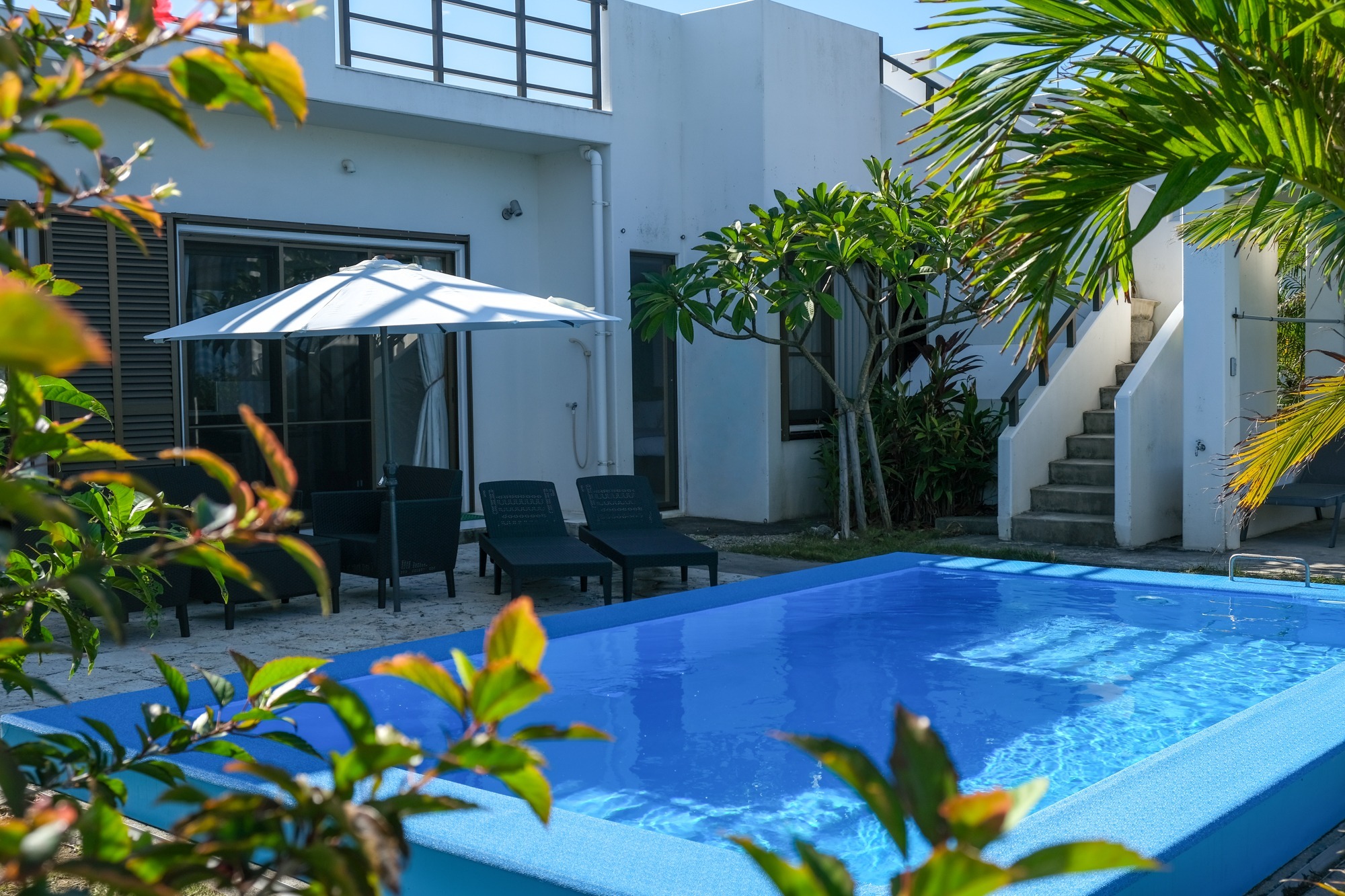 プールサイド｜プライベートプール＆屋上付ヴィラ