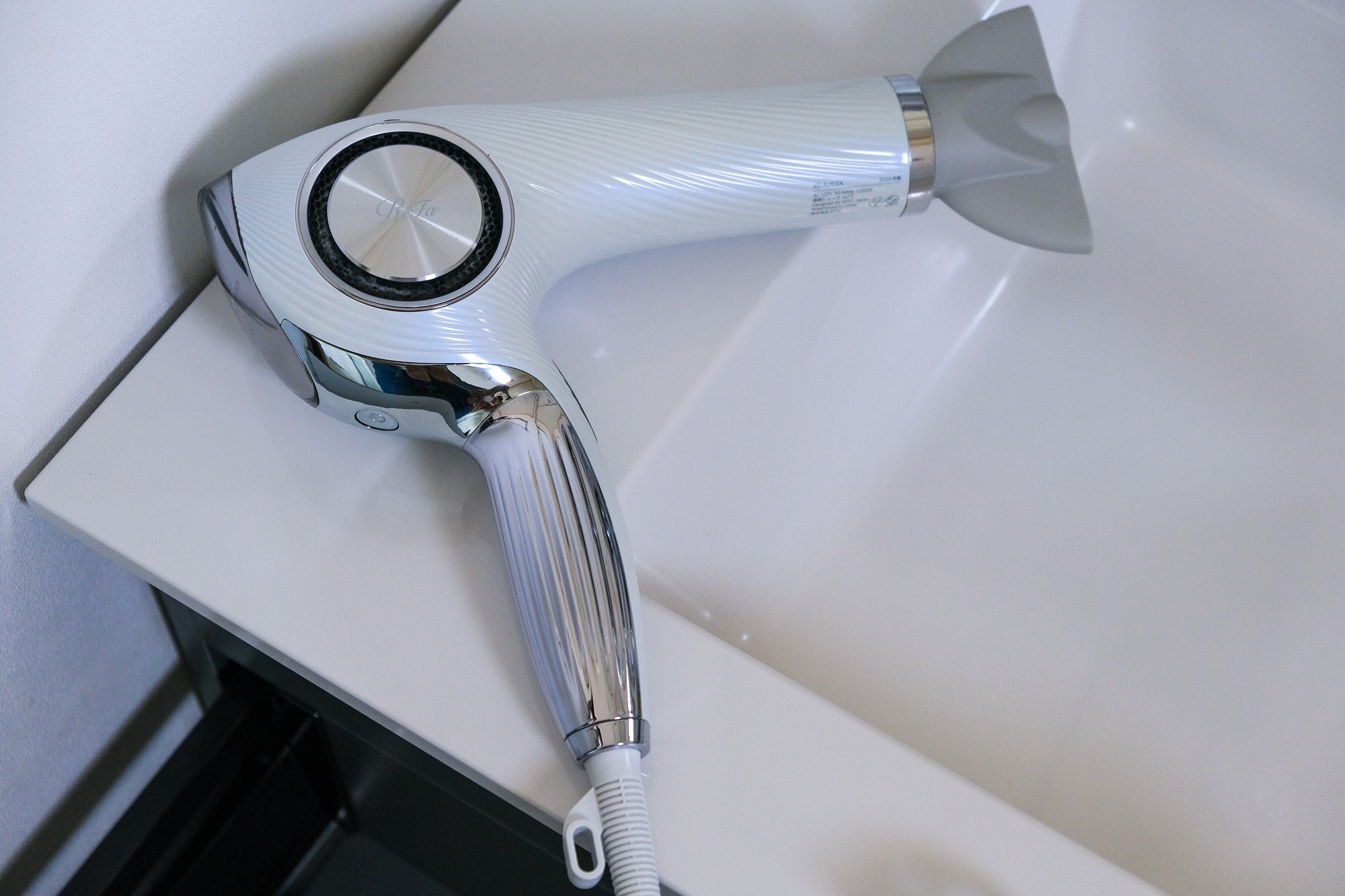 設備｜海水やプールで傷んだ髪も優しくケア。プロも愛用するリファ製ドライヤー