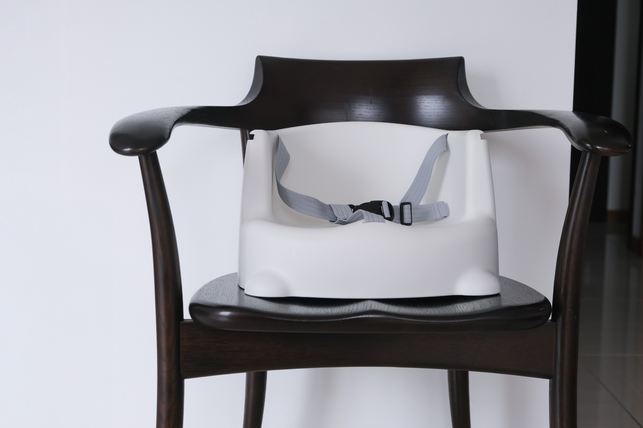 設備｜備え付けのベビーソファーは床置き＆椅子置き対応です