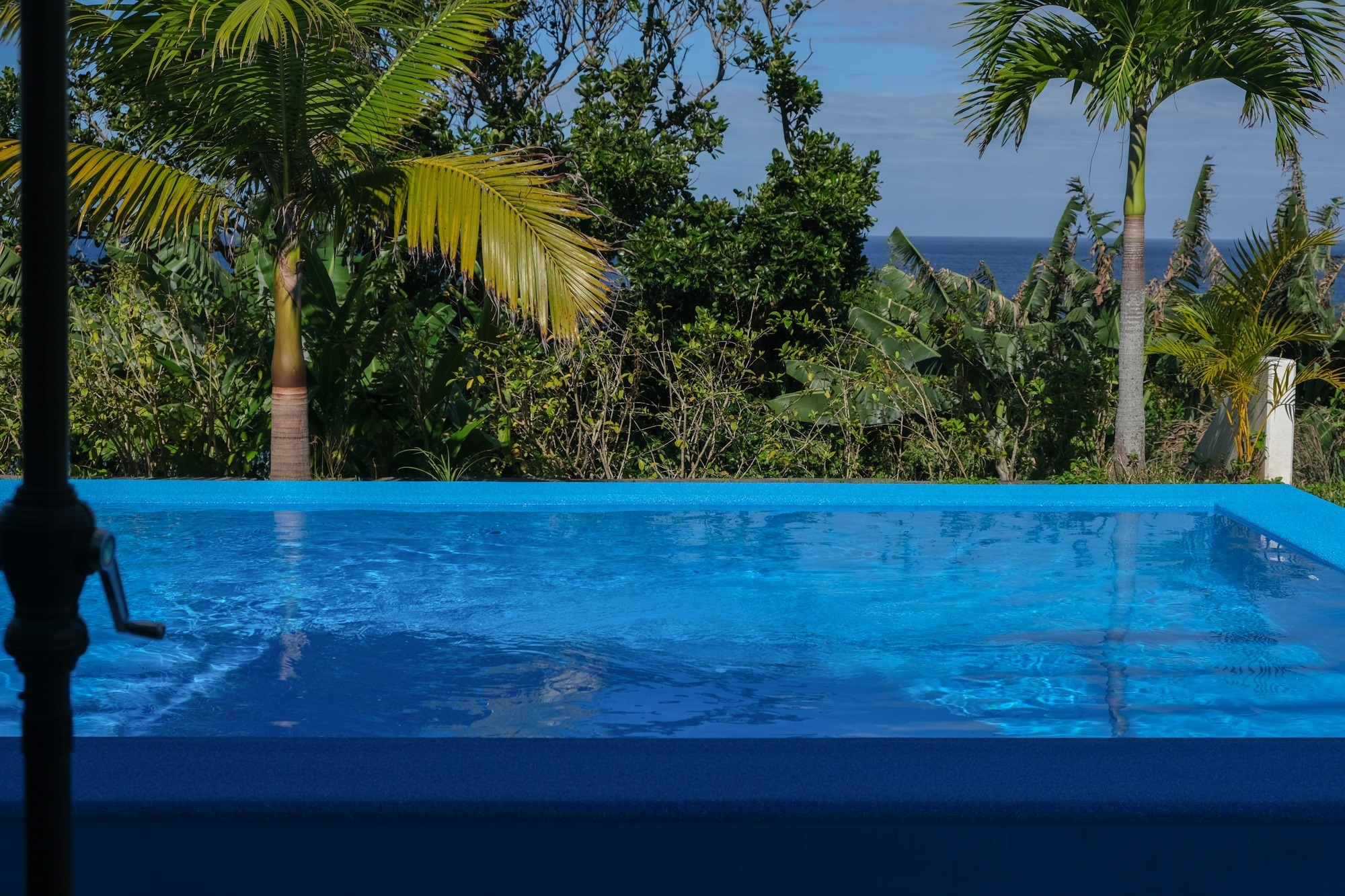 プールサイド｜空と海が広がるプライベートプール