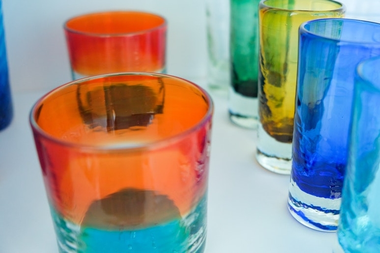 色遣いが南国らしい琉球ガラスの器たち