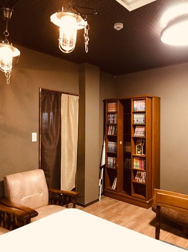 1階の共同キッチンには談笑スペースや図書コーナーも。