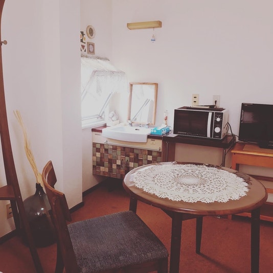 電子レンジも冷蔵庫もあるので自宅のようにくつろげます。