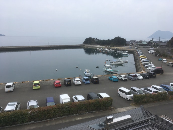 お車は隣接する小屋河内港の空きスペースに自由にお止めいただけます