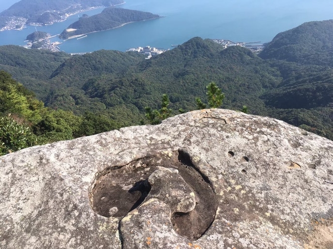 龍ヶ岳山頂展望台からの眺め ハート型の岩も龍ヶ岳山頂に有ります