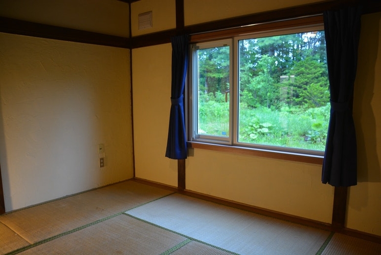 和寝室:布団を上げると8畳の和室に。