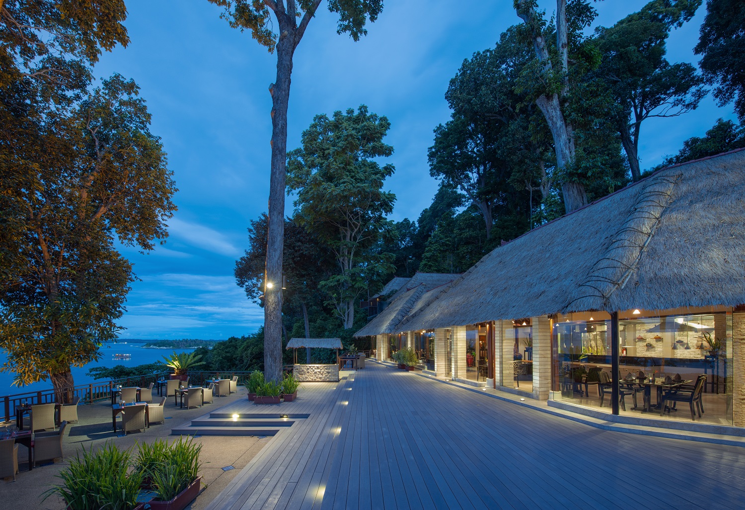 ダイニング「ツリートップス」外観夜