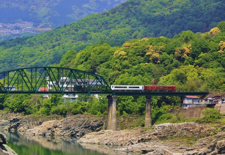 観光列車「四国まんなか千年ものがたり」 / Luxury Sightseeing Train