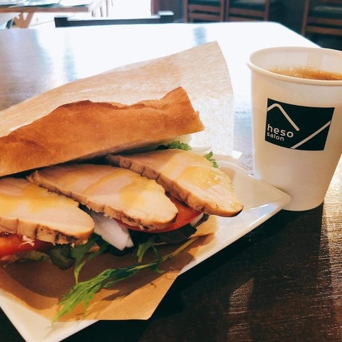 朝食：阿波尾鶏スモークのサンドイッチ（コーヒー付）