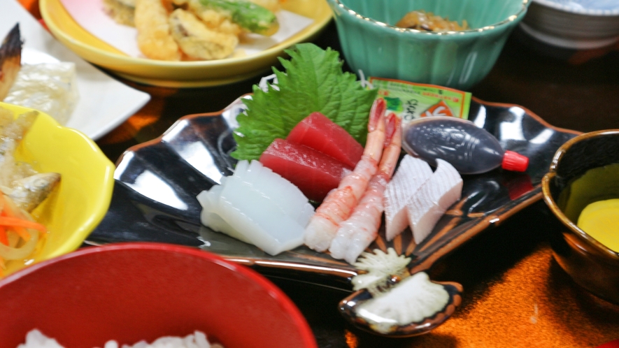 *【夕食一例：季節会席】徳島の旬の食材を使っております