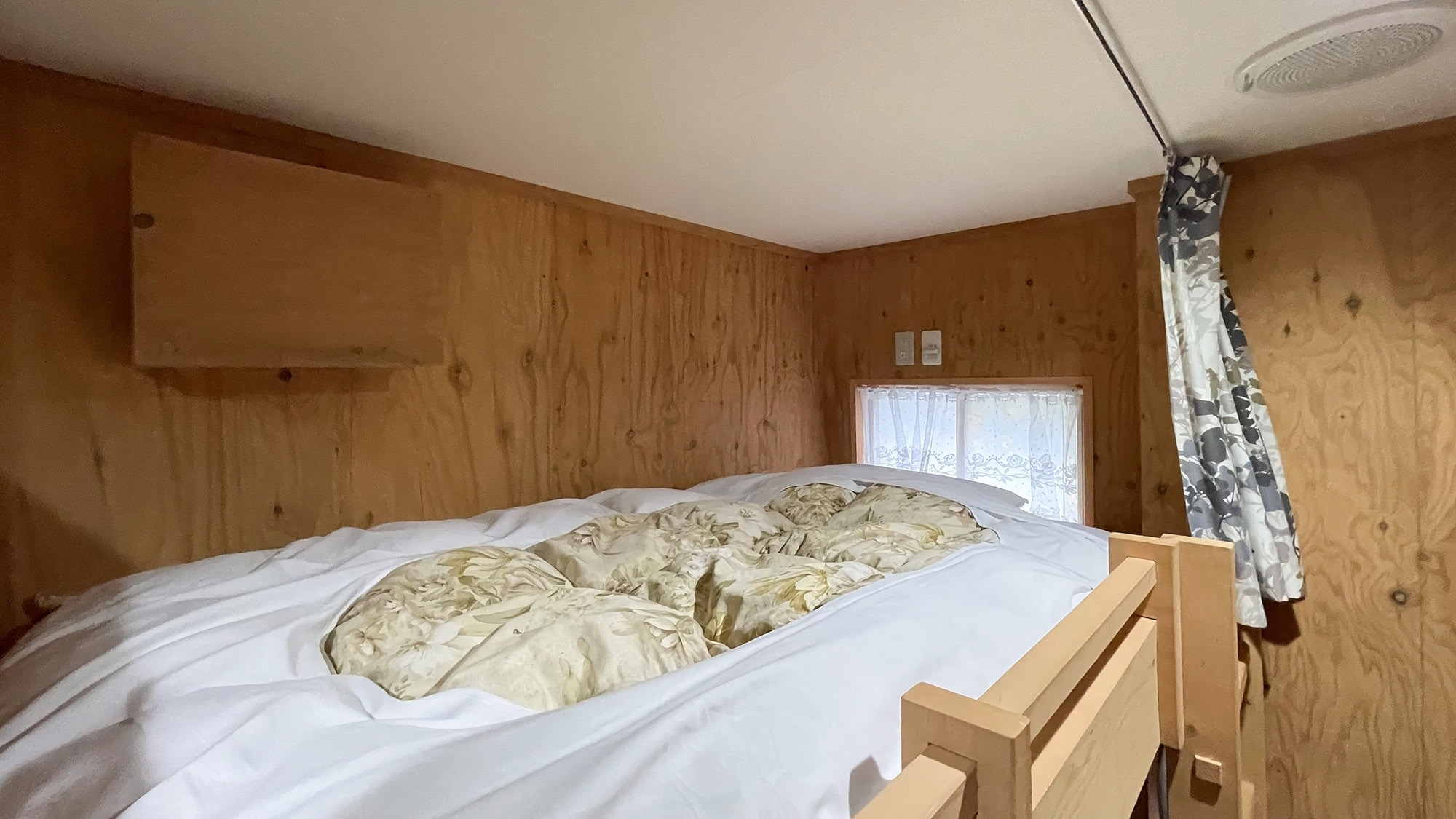 ・【男女共用ドミトリー4人部屋】それぞれのベッド横に貴重品BOXがございます