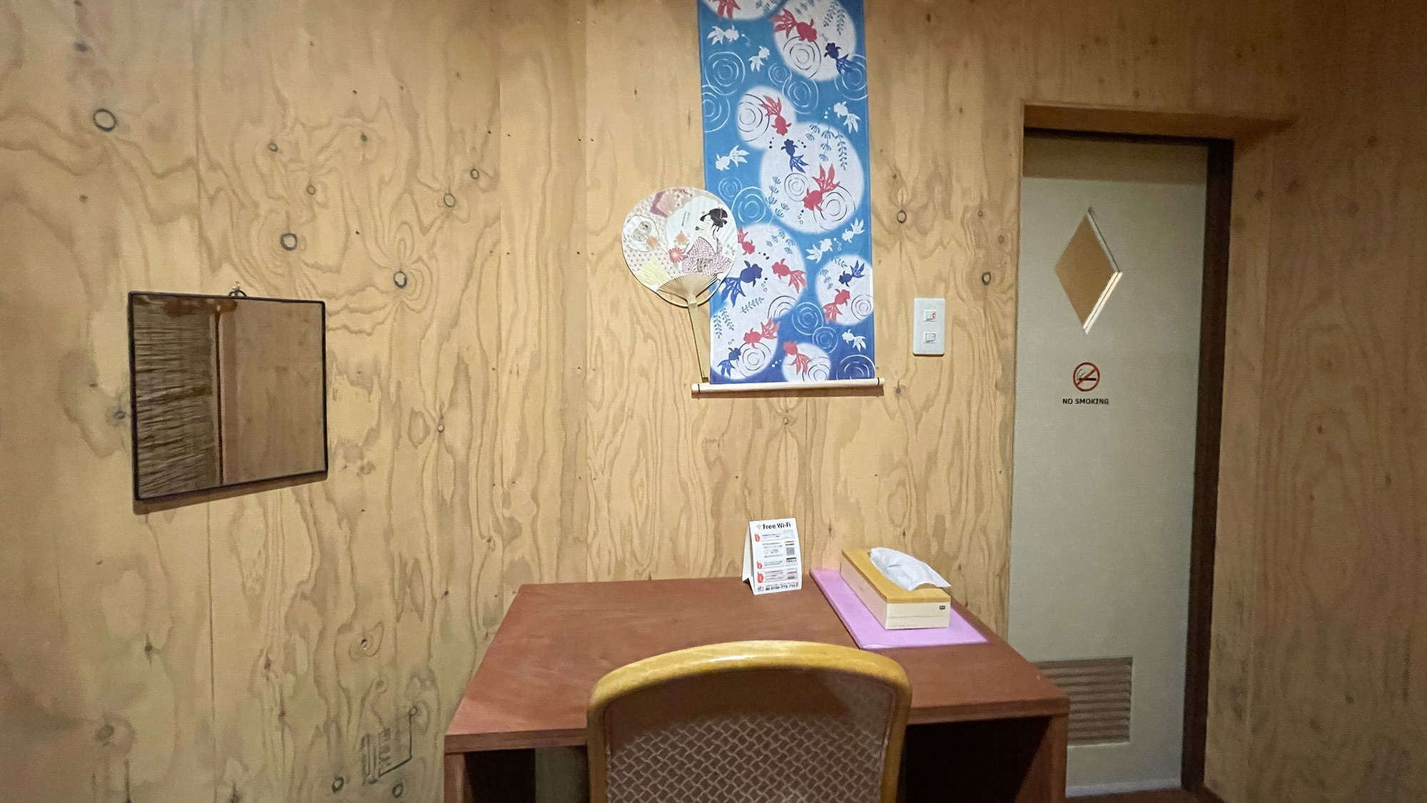 ・【男女共用ドミトリー4人部屋】鏡とデスクもございます。身支度にご利用ください