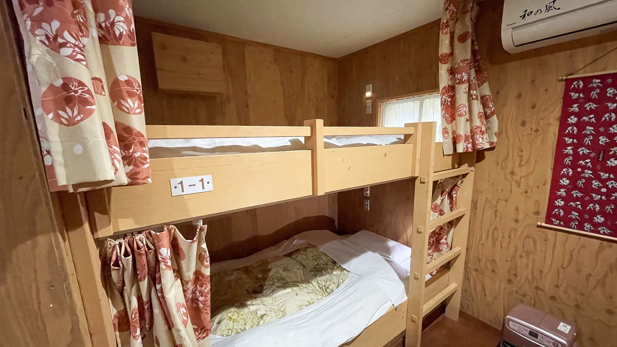 ・【女性専用ドミトリー4人部屋】カーテンで仕切れるのでゆっくりお休みいただけます