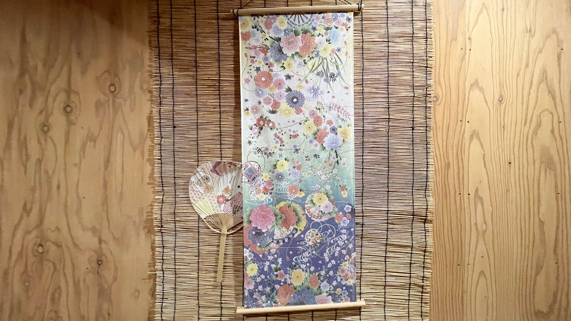 ・【シングル】艶やかな和風のタペストリー