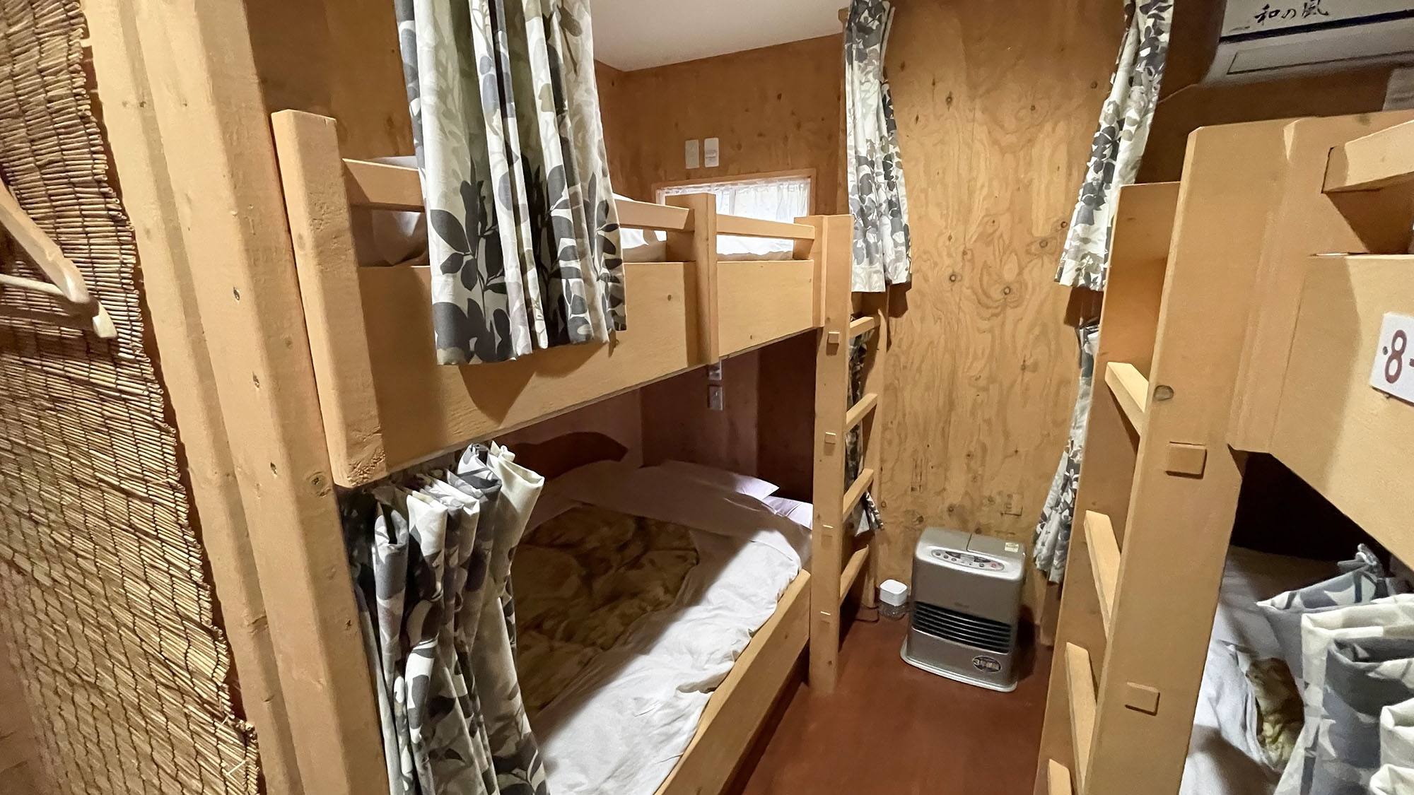 ・【男女共用ドミトリー4人部屋】お一人様はもちろん、グループ・ご家族で貸切も可能です