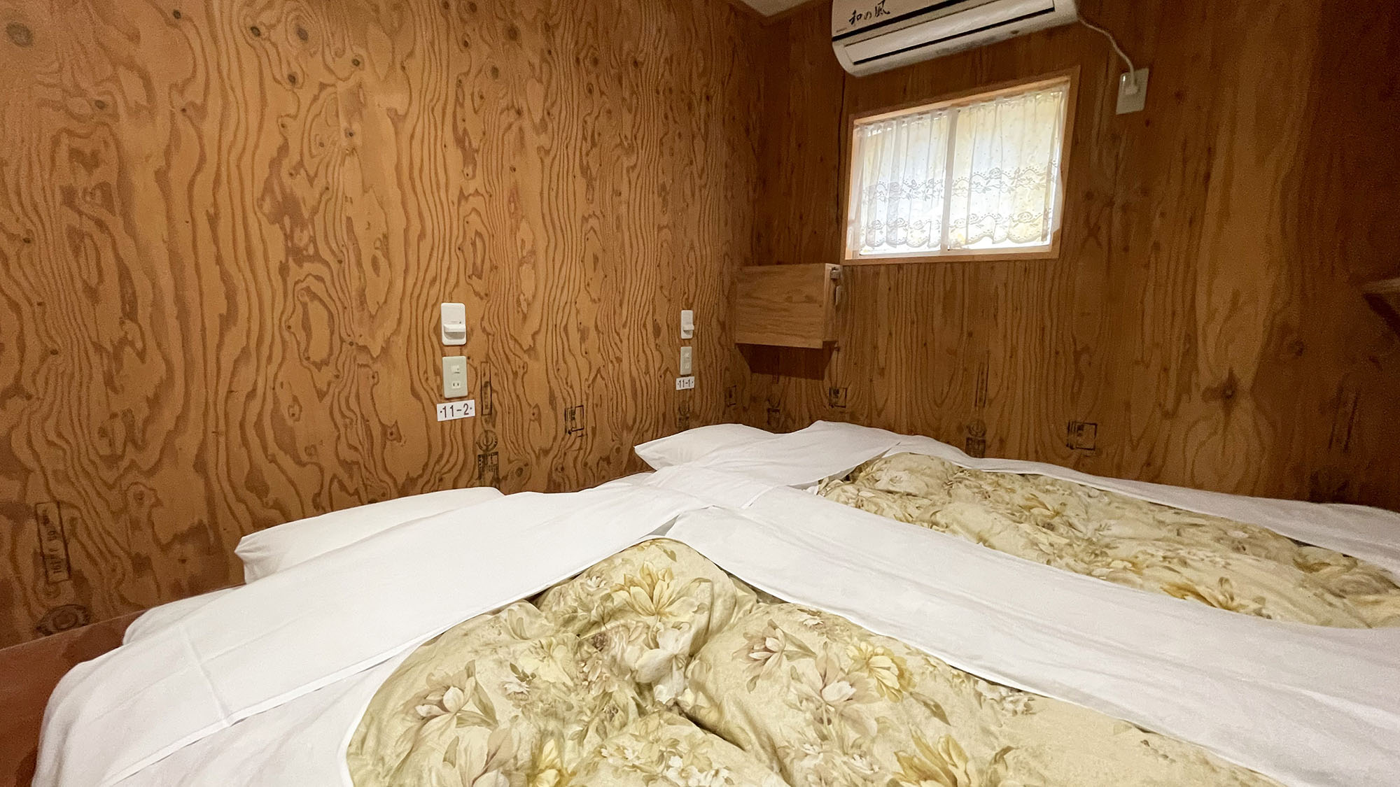 ・【ツイン】枕元にコンセントがあり、携帯電話の充電もできます