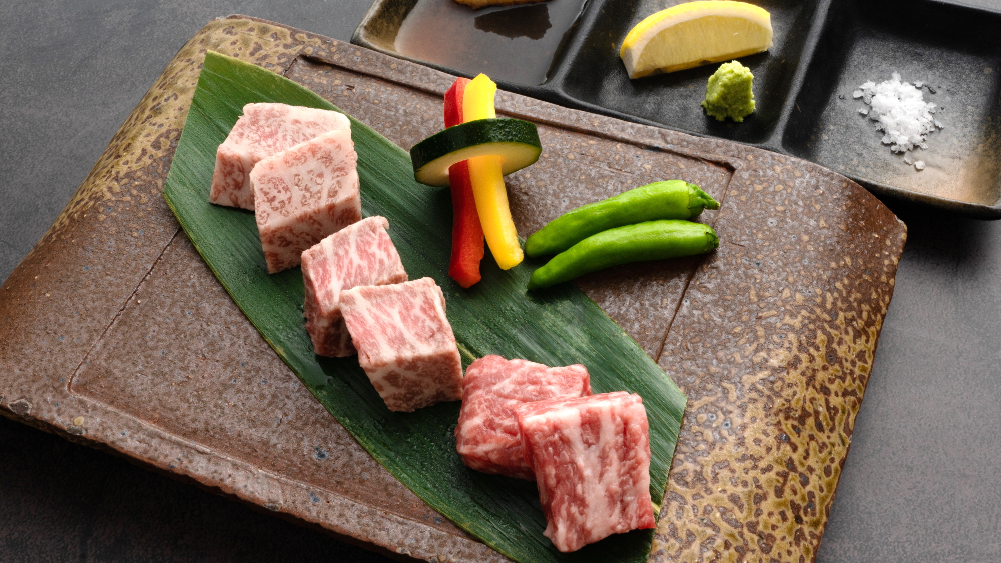牛肉3種類の食べ比べ～溶岩焼き～：【豆州の贅】選べるメイン料理　【特別膳】選べるメイン料理