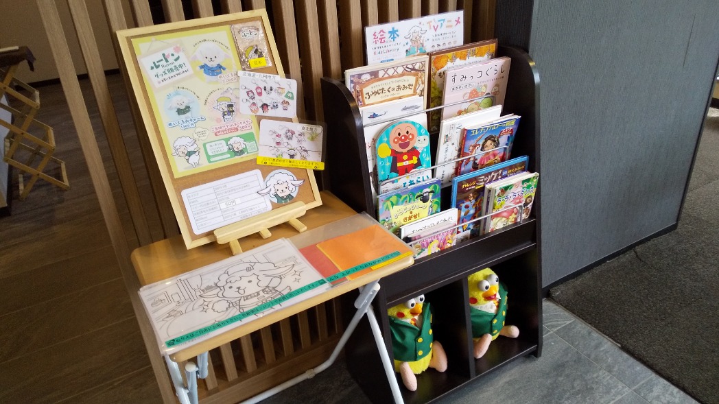 お子様用ぬりえや折り紙を用意（１階）