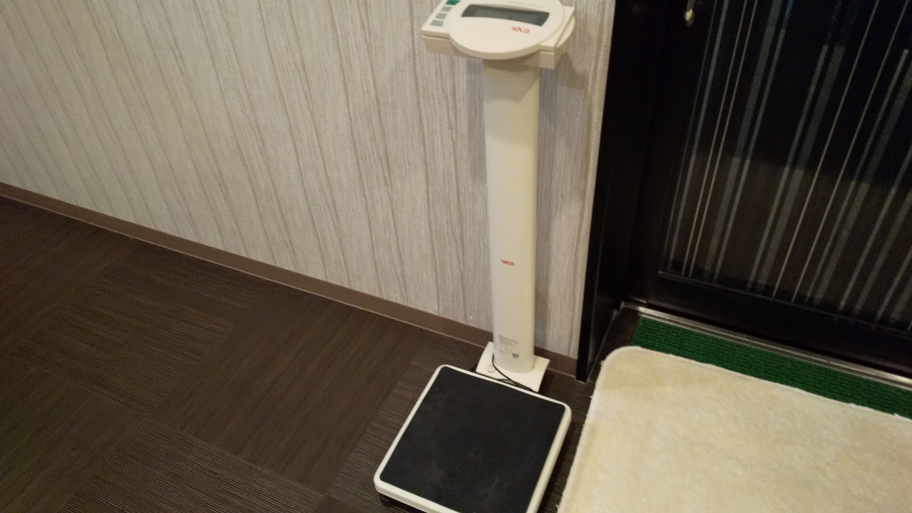 脱衣場内の体重計