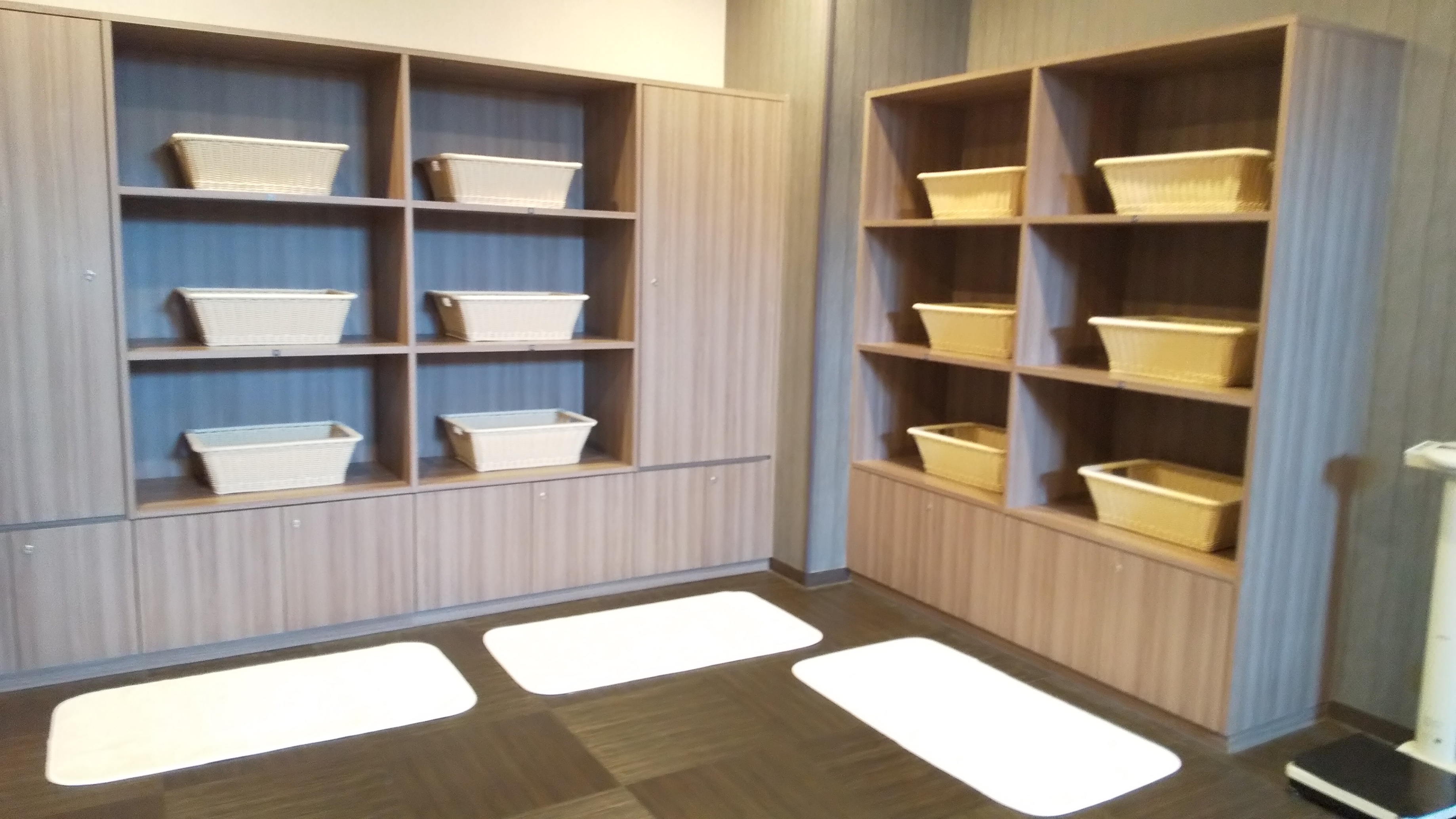 男性用大浴場脱衣所カゴ