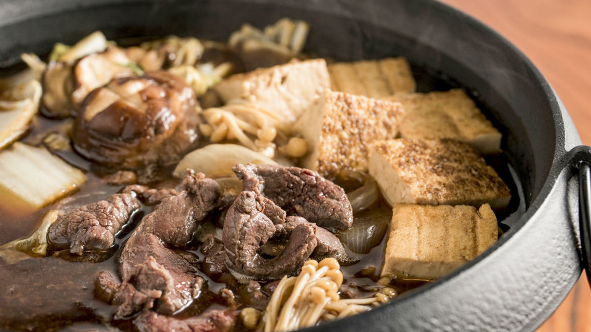 【鹿肉のすき焼き】ヘルシーで人気の鹿肉をすき焼きで！ご家族やご友人と鍋を囲んで味わう！＜2食付＞