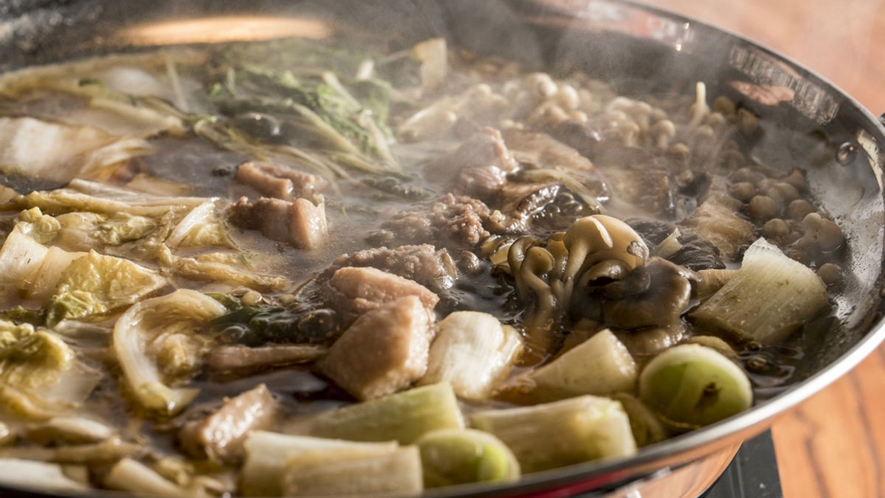 ・【鴨鍋】鴨もも肉とツミレをしょうゆ味でぐつぐつ煮込んだ逸品