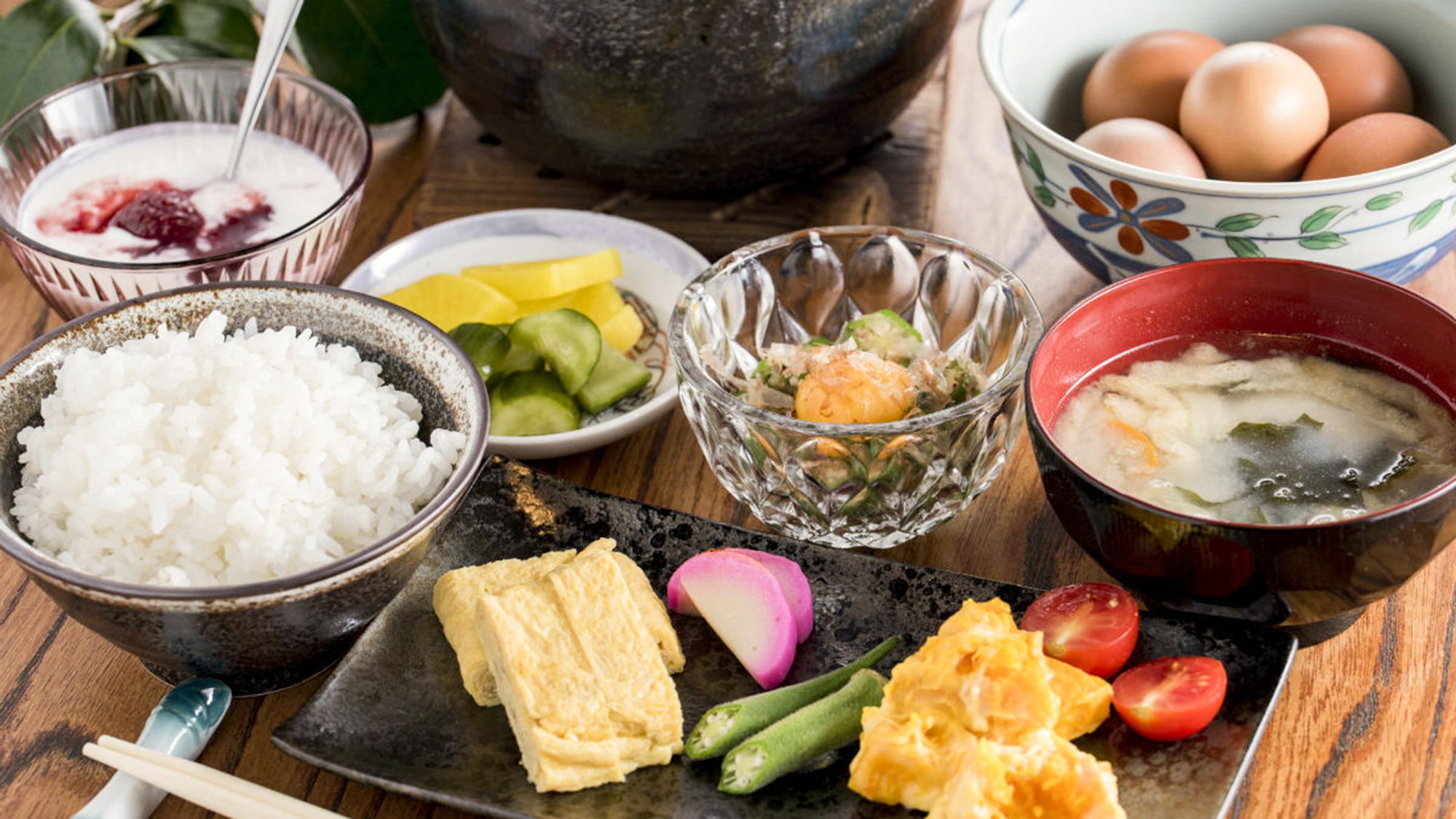 ・【朝食】土鍋で炊いたホカホカご飯。地元の食材を使った心尽しの料理をお召し上がりください