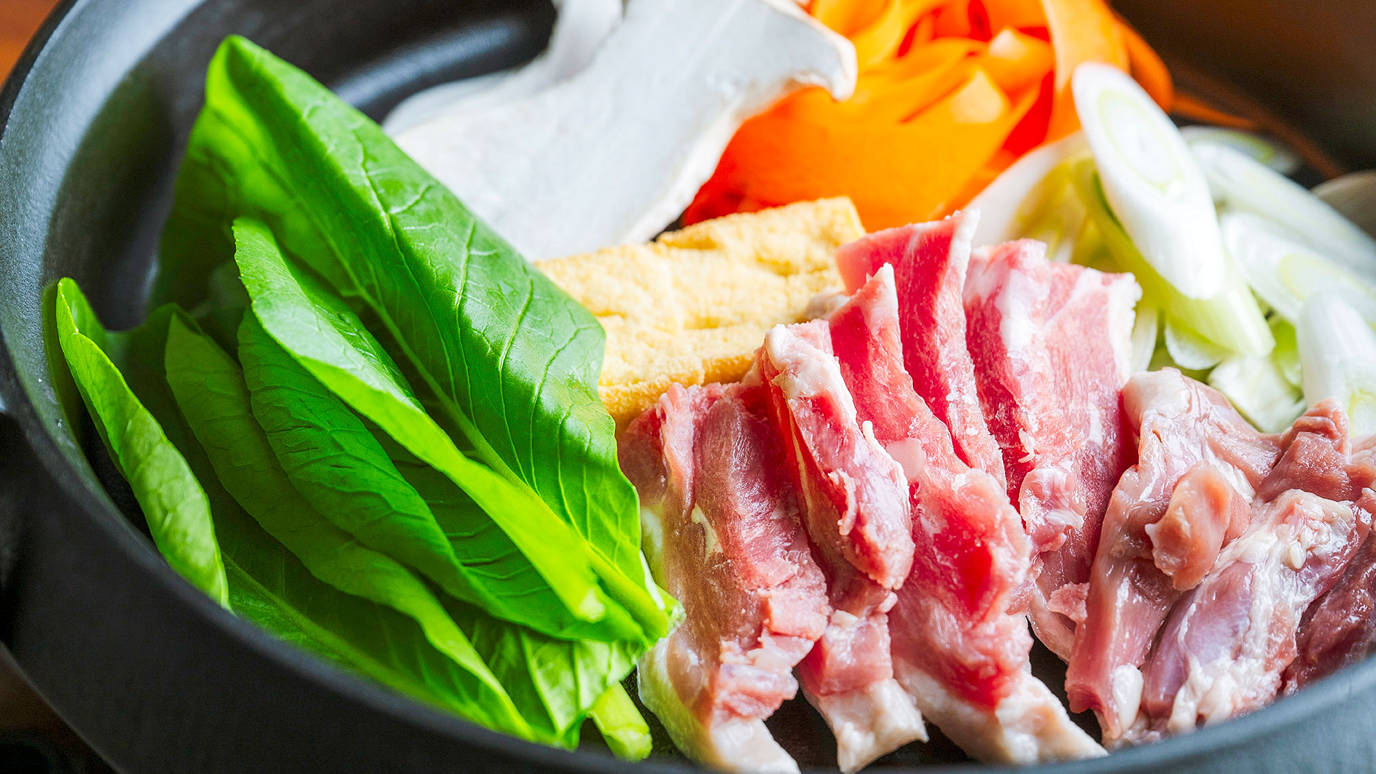 ・【鴨すき鍋】旨みたっぷりの鴨肉と旬野菜を贅沢に味わう至福のひととき。冬のごちそう、鴨鍋