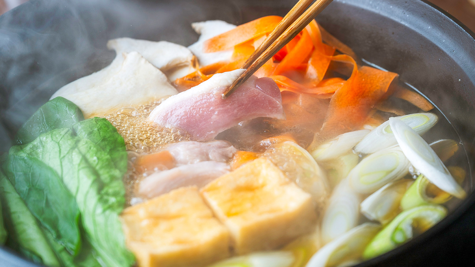 ・【鴨すき鍋】熱々の鴨鍋で心までぽかぽかに。素材の旨みをそのままに楽しむ冬の味覚