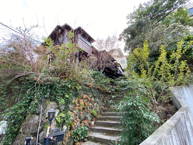 ・【外観入り口】熱海の花火が目の前に見えるお宿です