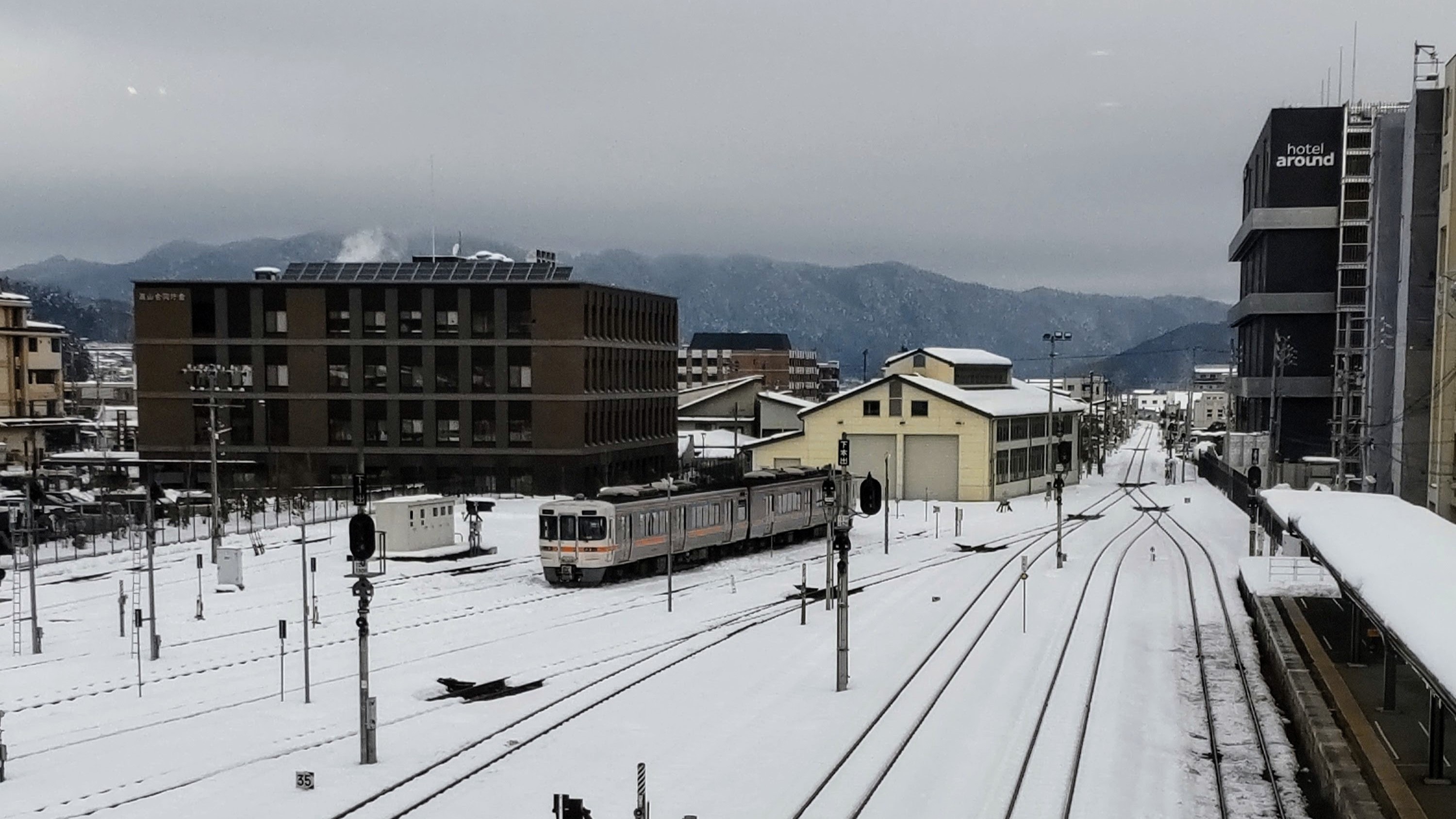 冬の高山駅