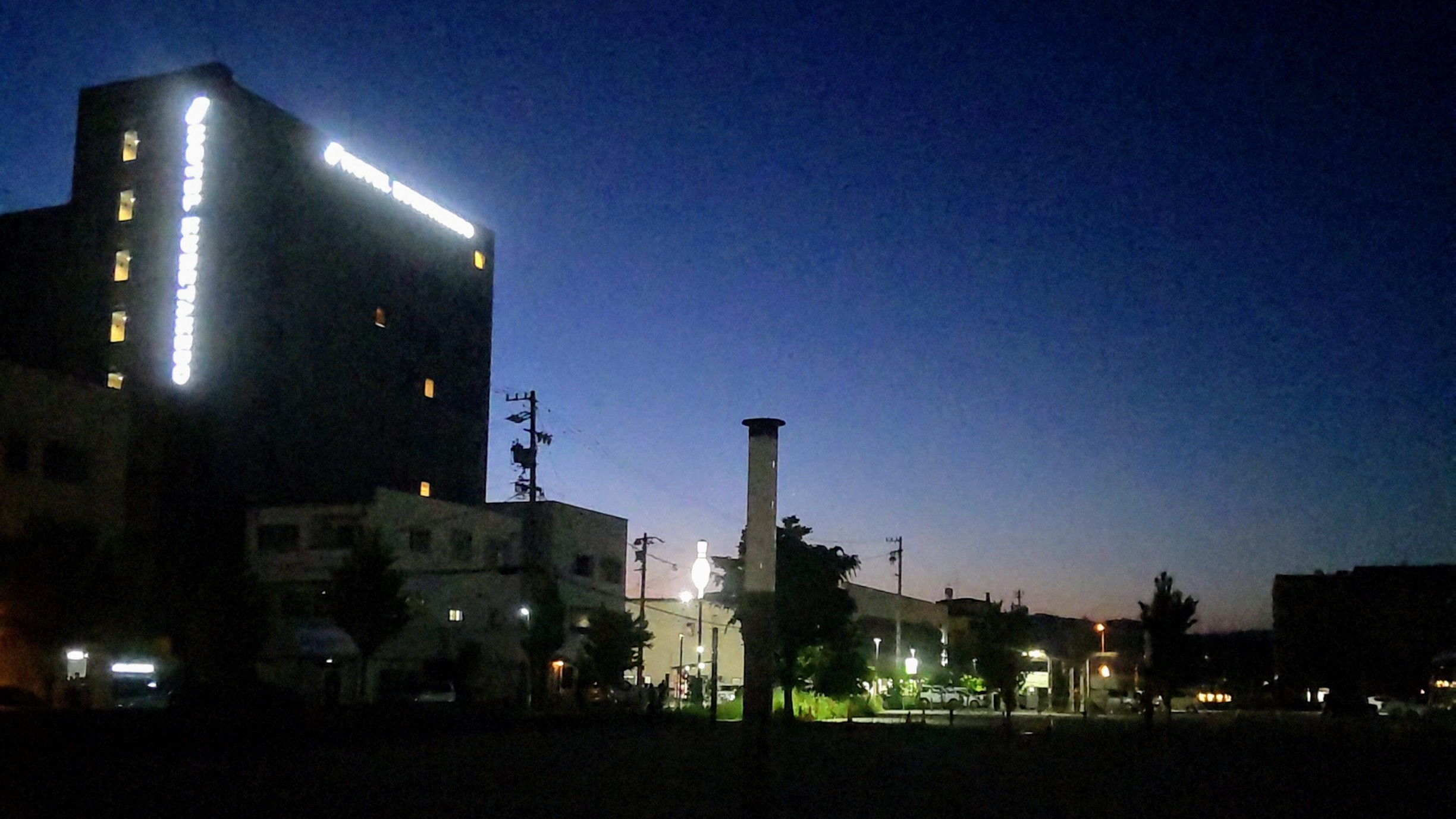 ホテル呉竹荘高山駅前　夜の外観