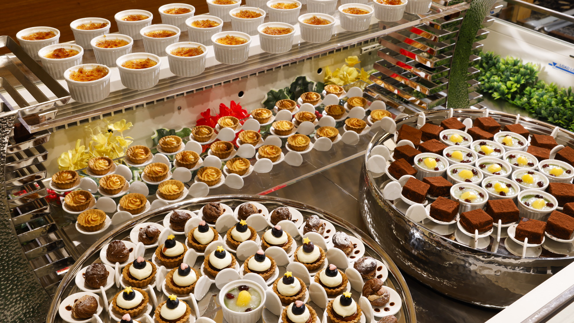 【夕食】専属パティシエによるオリジナルデザートもお楽しみいただけます。