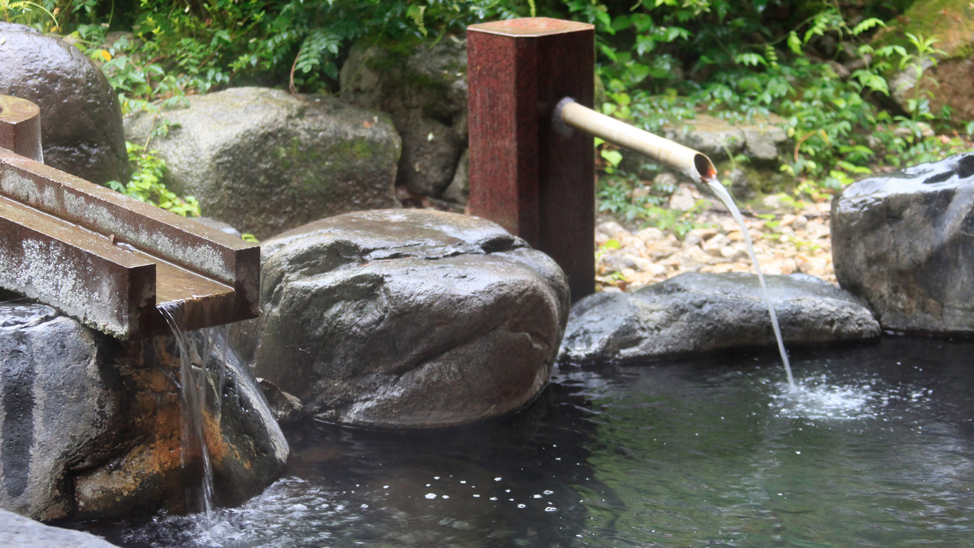 温泉：本館北大浴場「千代女の湯」露天風呂