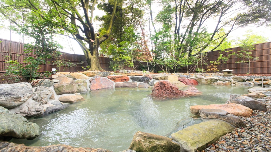 温泉：別邸・奏の湯「紅梅の湯」露天風呂