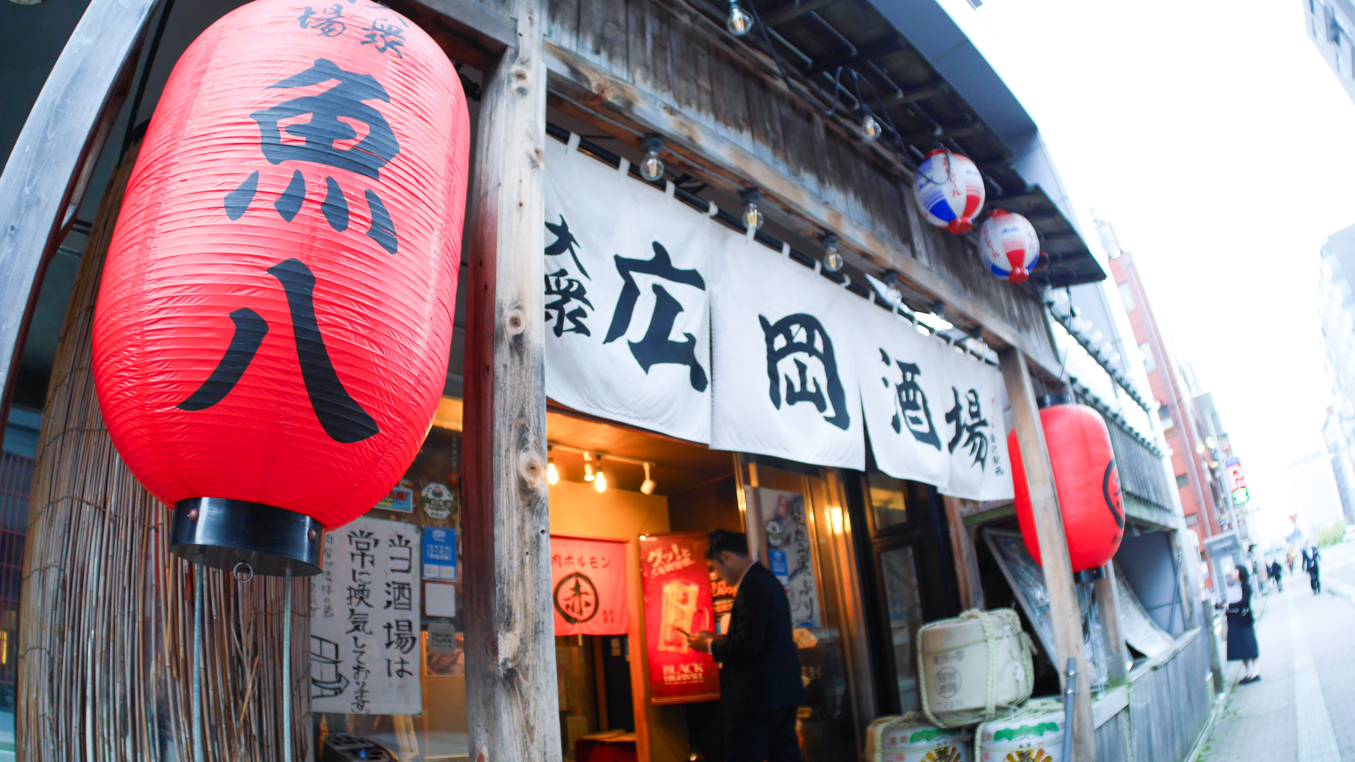 当ホテル向かいの人気店【大衆酒場魚八】