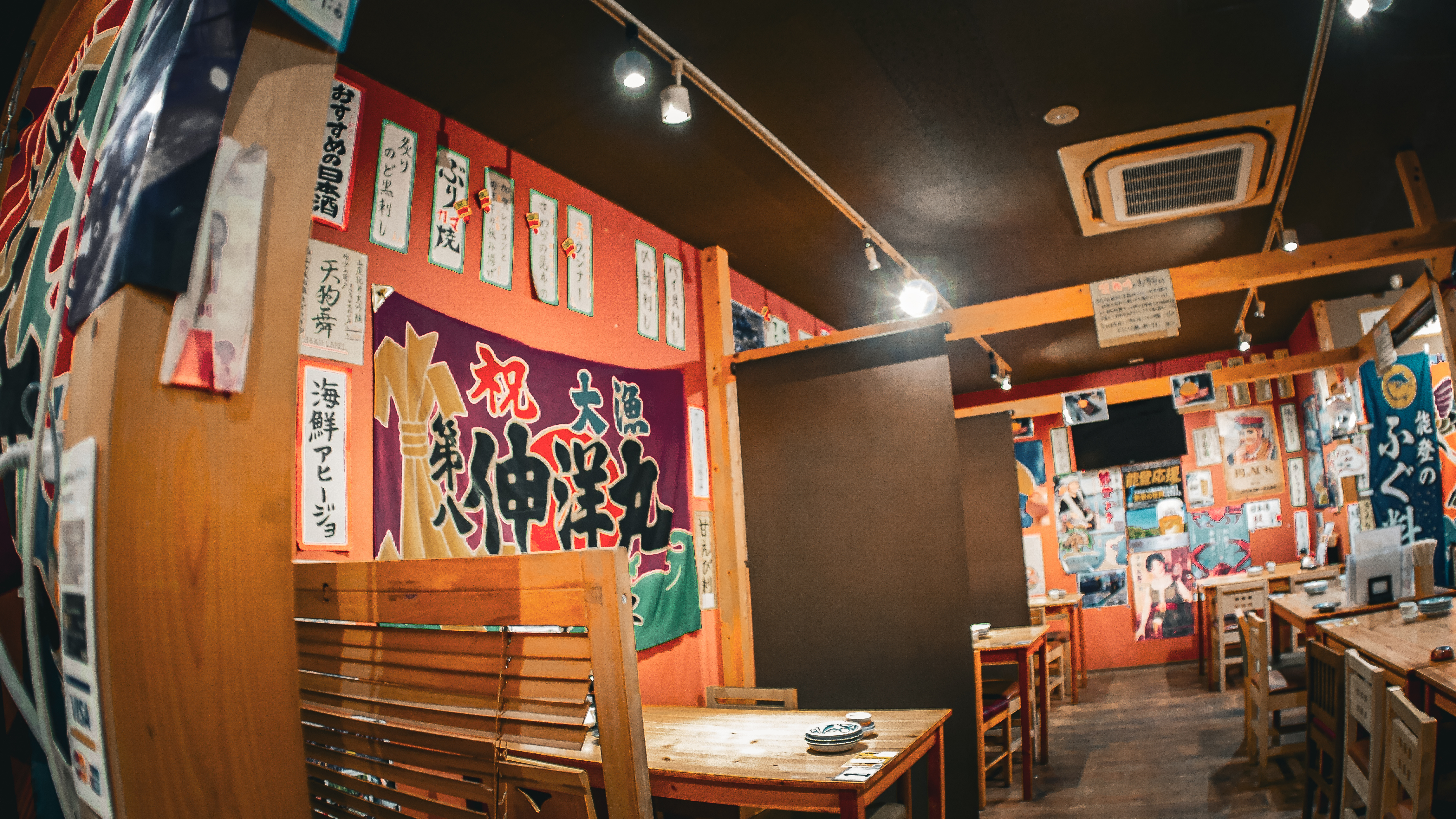 当ホテル向かいの人気店【大衆酒場魚八】