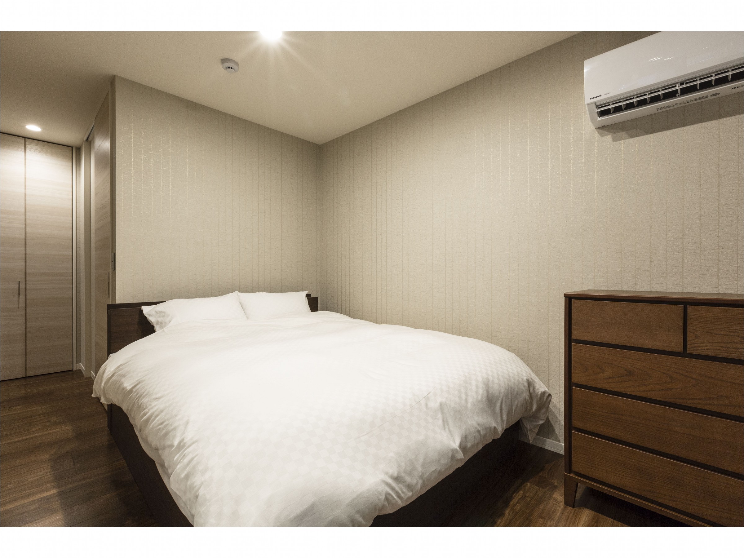SERTA製寝室クイーンサイズベッド168ｃｍ幅ベッド正面画像